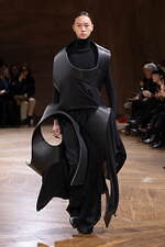 ジュンヤ ワタナベ 2024-25年秋冬ウィメンズコレクション、拡張するフォルム｜写真10