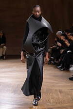 ジュンヤ ワタナベ 2024-25年秋冬ウィメンズコレクション、拡張するフォルム｜写真12