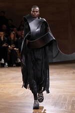 ジュンヤ ワタナベ 2024-25年秋冬ウィメンズコレクション、拡張するフォルム｜写真13