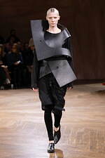 ジュンヤ ワタナベ 2024-25年秋冬ウィメンズコレクション、拡張するフォルム｜写真14