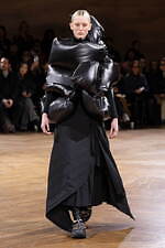 ジュンヤ ワタナベ 2024-25年秋冬ウィメンズコレクション、拡張するフォルム｜写真15