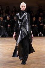 ジュンヤ ワタナベ 2024-25年秋冬ウィメンズコレクション、拡張するフォルム｜写真16