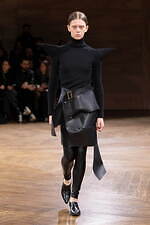 ジュンヤ ワタナベ 2024-25年秋冬ウィメンズコレクション、拡張するフォルム｜写真17