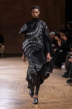 ジュンヤ ワタナベ 2024-25年秋冬ウィメンズコレクション、拡張するフォルム｜写真19