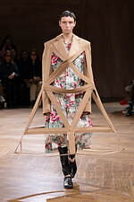 ジュンヤ ワタナベ 2024-25年秋冬ウィメンズコレクション、拡張するフォルム｜写真20