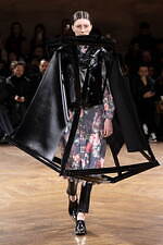 ジュンヤ ワタナベ 2024-25年秋冬ウィメンズコレクション、拡張するフォルム｜写真21