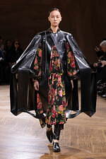 ジュンヤ ワタナベ 2024-25年秋冬ウィメンズコレクション、拡張するフォルム｜写真22