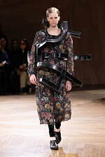 ジュンヤ ワタナベ 2024-25年秋冬ウィメンズコレクション、拡張するフォルム｜写真23