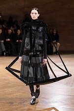 ジュンヤ ワタナベ 2024-25年秋冬ウィメンズコレクション、拡張するフォルム｜写真24