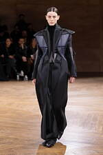 ジュンヤ ワタナベ 2024-25年秋冬ウィメンズコレクション、拡張するフォルム｜写真26