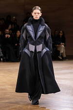 ジュンヤ ワタナベ 2024-25年秋冬ウィメンズコレクション、拡張するフォルム｜写真31