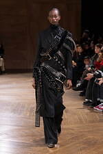 ジュンヤ ワタナベ 2024-25年秋冬ウィメンズコレクション、拡張するフォルム｜写真32