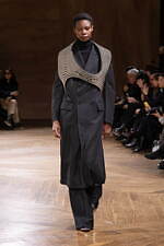 ジュンヤ ワタナベ 2024-25年秋冬ウィメンズコレクション、拡張するフォルム｜写真34