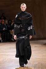 ジュンヤ ワタナベ 2024-25年秋冬ウィメンズコレクション、拡張するフォルム｜写真36