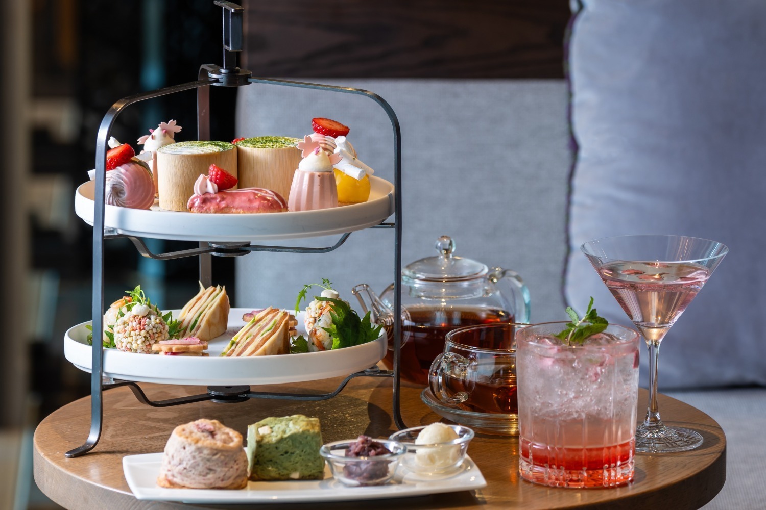 桜アフタヌーンティー｜フォーシーズンズホテル京都「さくらアフタヌーンティー」桜ムースや“枯山水”イメージの抹茶ケーキなど