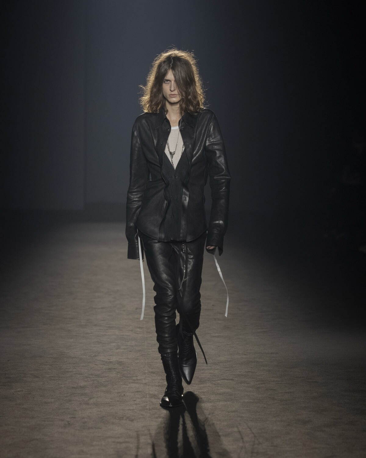 アン ドゥムルメステール(ANN DEMEULEMEESTER) 2024-25年秋冬ウィメンズ&メンズコレクション  - 写真4