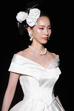 ユミカツラ 2024-25年秋冬コレクション - バラと共に歩んだ60年｜写真2