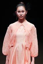 ユミカツラ 2024-25年秋冬コレクション - バラと共に歩んだ60年｜写真16