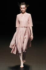 ユミカツラ 2024-25年秋冬コレクション - バラと共に歩んだ60年｜写真19