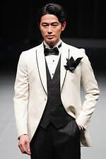 ユミカツラ 2024-25年秋冬コレクション - バラと共に歩んだ60年｜写真37