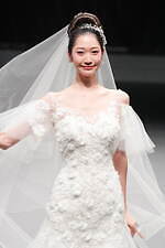 ユミカツラ 2024-25年秋冬コレクション - バラと共に歩んだ60年｜写真46