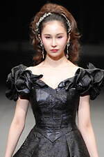 ユミカツラ 2024-25年秋冬コレクション - バラと共に歩んだ60年｜写真90