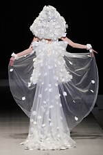 ユミカツラ 2024-25年秋冬コレクション - バラと共に歩んだ60年｜写真126