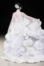 ユミカツラ 2024-25年秋冬コレクション - バラと共に歩んだ60年｜写真131