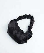 ホウガ×ステュディオス、“フリル華やぐ”ブラックラメのドレス＆三日月型ショルダーバッグ｜写真4