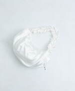 ホウガ×ステュディオス、“フリル華やぐ”ブラックラメのドレス＆三日月型ショルダーバッグ｜写真3