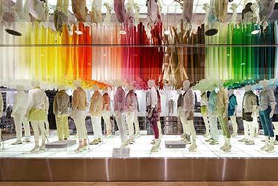 エマニュエル・ムホーが生み出す100色の春風 - 全世界のユニクロでインスタレーション