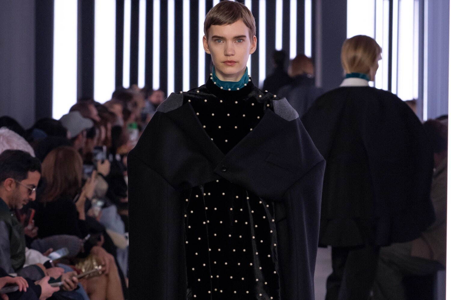 sacai 2024-25年秋冬ウィメンズコレクション、日常を生き抜く“鎧