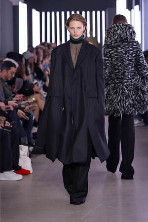 sacai 2024-25年秋冬ウィメンズコレクション、日常を生き抜く“鎧