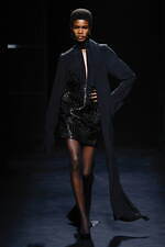 ニナ リッチ 2024年秋冬ウィメンズコレクション、注目を集めるグラマラスなオーラ｜写真7