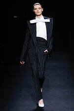 ニナ リッチ 2024年秋冬ウィメンズコレクション、注目を集めるグラマラスなオーラ｜写真10