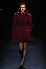 ニナ リッチ 2024年秋冬ウィメンズコレクション、注目を集めるグラマラスなオーラ｜写真13