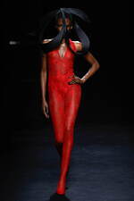 ニナ リッチ 2024年秋冬ウィメンズコレクション、注目を集めるグラマラスなオーラ｜写真16