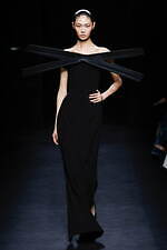 ニナ リッチ 2024年秋冬ウィメンズコレクション、注目を集めるグラマラスなオーラ｜写真17