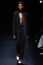 ニナ リッチ 2024年秋冬ウィメンズコレクション、注目を集めるグラマラスなオーラ｜写真18