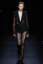 ニナ リッチ 2024年秋冬ウィメンズコレクション、注目を集めるグラマラスなオーラ｜写真20