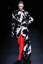 ニナ リッチ 2024年秋冬ウィメンズコレクション、注目を集めるグラマラスなオーラ｜写真21