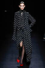 ニナ リッチ 2024年秋冬ウィメンズコレクション、注目を集めるグラマラスなオーラ｜写真23