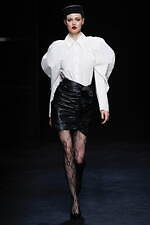 ニナ リッチ 2024年秋冬ウィメンズコレクション、注目を集めるグラマラスなオーラ｜写真24