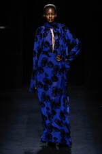 ニナ リッチ 2024年秋冬ウィメンズコレクション、注目を集めるグラマラスなオーラ｜写真25