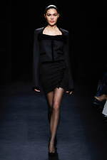 ニナ リッチ 2024年秋冬ウィメンズコレクション、注目を集めるグラマラスなオーラ｜写真26