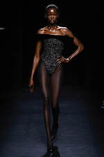 ニナ リッチ 2024年秋冬ウィメンズコレクション、注目を集めるグラマラスなオーラ｜写真33