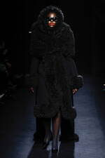 ニナ リッチ 2024年秋冬ウィメンズコレクション、注目を集めるグラマラスなオーラ｜写真38