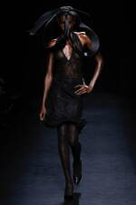 ニナ リッチ 2024年秋冬ウィメンズコレクション、注目を集めるグラマラスなオーラ｜写真39