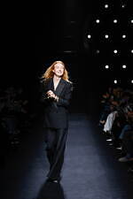 ニナ リッチ 2024年秋冬ウィメンズコレクション、注目を集めるグラマラスなオーラ｜写真40