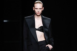 ニナ リッチ 2024年秋冬ウィメンズコレクション、注目を集めるグラマラスなオーラ